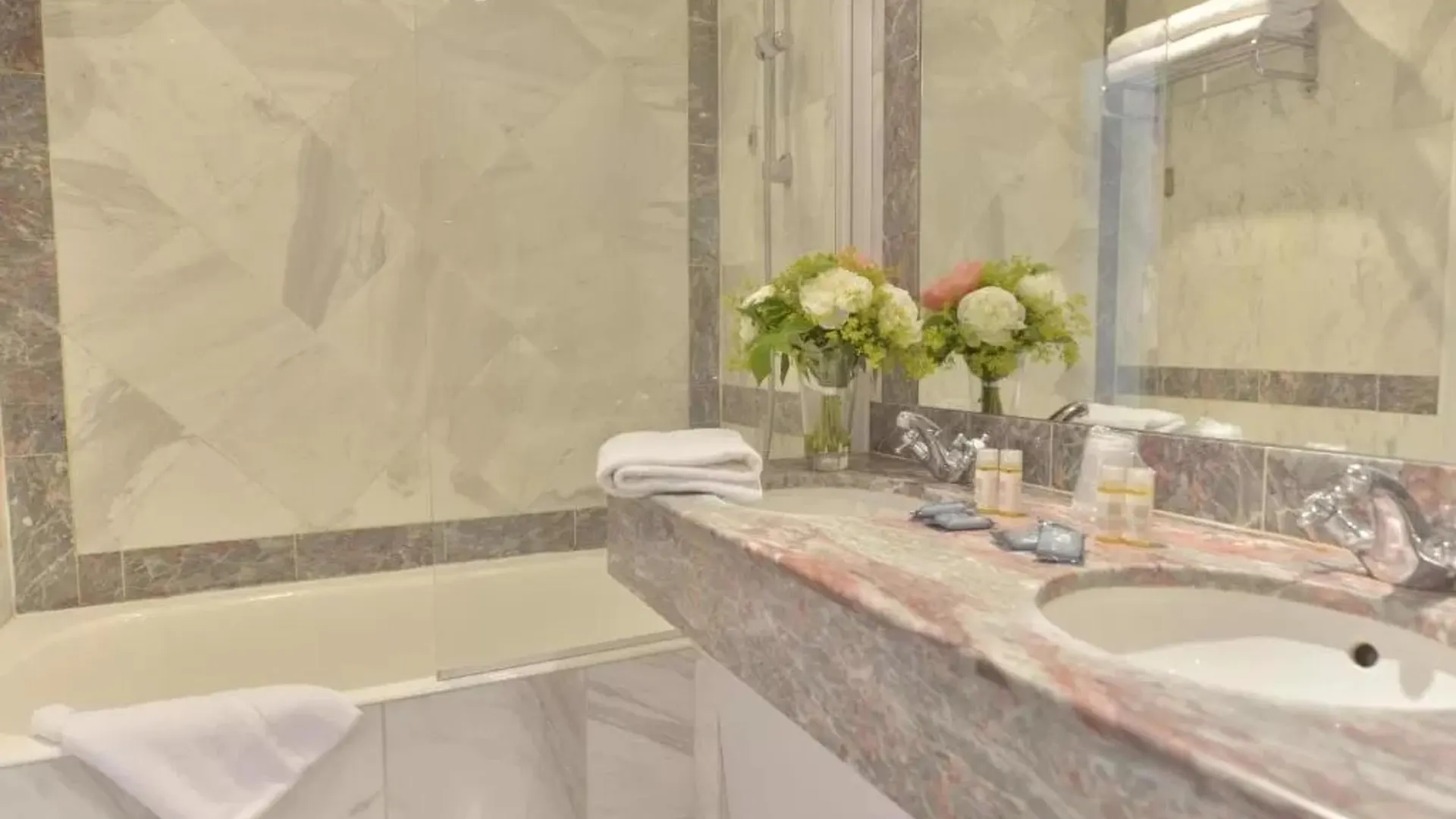 ***  Hotel Suites Unic Renoir Saint-Germain Parigi Francia